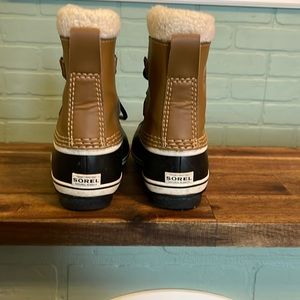 Sorel snow boots!! Kids size 11. Worn once for a vacation (we live in the south)